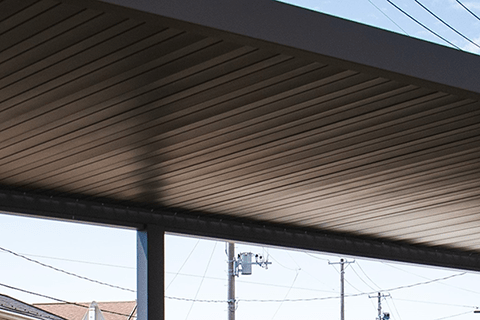 天井ルーパーの手動開閉で日差しや風を調整