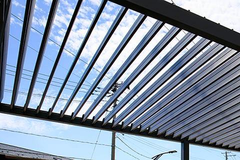 天井ルーパーの手動開閉で日差しや風を調整